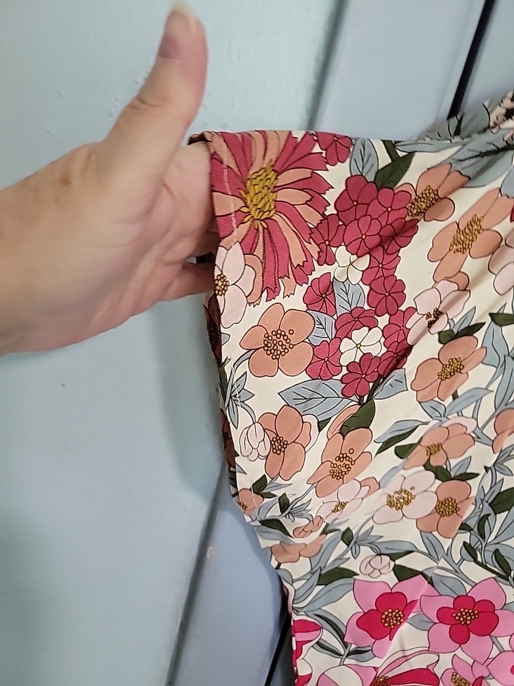 Natural Life Crop Top Nwt   Floral V- in Multi Pink Sz Xs Rayon - Picture 3 of 8